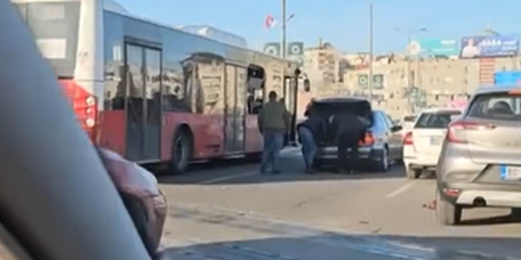 Haos u Beogradu: Vozač ispred autobusa GSP napao vozača!