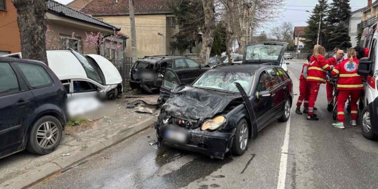 Tragedija u Bresnici: Jedna osoba poginula, više povređenih u teškoj saobraćajnoj nesreći (VIDEO)