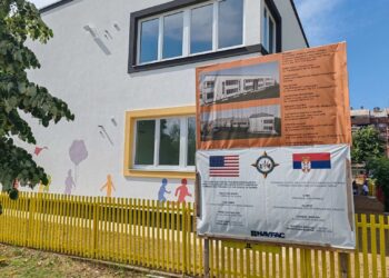 „Otpavnik poslova Ambasade SAD u poseti vrtiću ‘Bambi’: Podrška zajednici i obrazovanju“