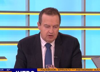 Žena zapalila i zgazila srpsku zastavu: Preti joj tri meseca zatvora