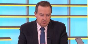 Žena zapalila i zgazila srpsku zastavu: Preti joj tri meseca zatvora