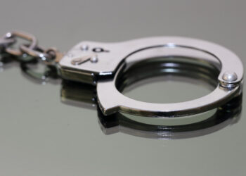 Uhapšeni u Ratarima zbog napada na aktivistu SNS-a; policija oduzela palicu i municiju