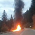 Drama na putu Užice – Zlatibor: Automobil potpuno izgoreo u požaru!