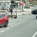 Teška nesreća na putu Užice-Požega: Dva automobila se sudarila, delovi vozila razasuti po putu (foto)