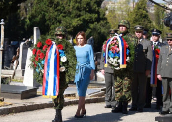 Milica Đurđević Stamenkovski odala počast žrtvama šestoaprilskog bombardovanja polaganjem venca u Aleji stradalih