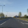 „Uzburkane ulice Novog Sada: Muškarac pod pištoljem ukrao auto i beži ka Šajkašu – (Foto, video)“