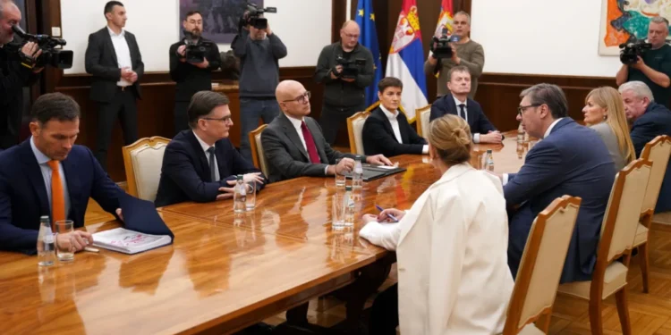 Sastanak Vučića i SNS: Stranački vodiči u političkim konsultacijama