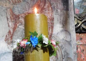 У манастиру Троношa упаљене велике свеће: Симбол наде и вере
