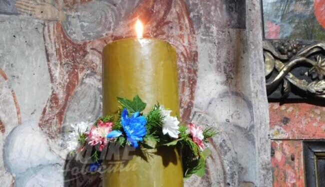 У манастиру Троношa упаљене велике свеће: Симбол наде и вере